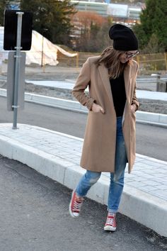 Fall Outfit With Converse Shoes, Red Shoes Winter Outfit, Red All Star Outfit, Jill Lansky, Converse How To Wear, Red Vans Outfit, Converse Glasses