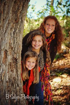 Have the girls play peek a boo from behind a tree....a must! Grandparent Photography, Gown Poses, Poses Graduation, Sibling Photo Shoots, Sisters Photo, Cousin Photo, Sibling Pictures, Sister Photography, Sister Poses