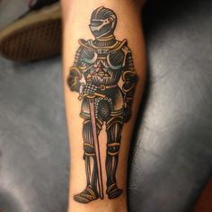 Best Traditional Tattoos, Tattoo Knight, Helm Tattoo, Americana Tattoo, Vintage Style Tattoos, Helmet Tattoo, Tattoos And Meanings, Medieval Tattoo, Tattoo Spots