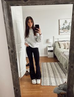 Flared Leggings Outfit Casual, Flared Legging Outfit, Flair Leggings Outfit, Outfits With Flares, Flares Outfit, Flare Leggings Outfit, Flare Outfit, Leggings Outfit Summer