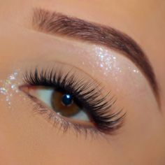 Holen Sie sich einen klassischen Wimpern-Look mit unseren bisher weichsten, wolkenartigen Komfort-Wimpern. Diese Cluster wurden speziell entwickelt, um natürlich auszusehen und sich so leicht anzufühlen, dass Sie vergessen werden, dass Sie sie überhaupt tragen.       Leichter Nerzimitat     Locken: C/D     Länge: 8–16 mm (C-Locke), 8–18 mm (D-Locke).     Stil: Klassisch     *Cluster 2 N 1 Bond + Seal, Applikator und Remover Serum separat erhältlich. Lashes 2:1, Quince Makeup Natural, Cute Lash Extensions, Lash Artist Photoshoot Ideas, Classic Lash Set, Color Eyelash Extensions, Lashes Classic, Natural Fake Eyelashes, Small Lashes