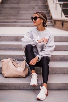 Workout Tips Gray Sweatshirt Outfit, Lauren Kay Sims, Modele Fitness, Legging Outfits, Elegante Casual, Mode Casual, Sweatshirt Outfit, Athleisure Fashion