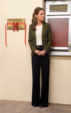 Kate Middleton Wearing Pants Olive Green Blazer Outfits For Women, Olive Blazer Outfits For Women, Dark Green Blazer Outfit For Women, Dark Green Blazer Outfit, Olive Green Blazer Outfit, Green Blazer Outfit, Olive Blazer, Visit Cyprus