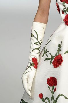 Winter Typ, Fashion Gloves, Long Gloves, Floral Fashion, Dolce E Gabbana, White Gloves, Look Vintage