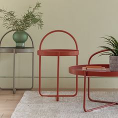 Modern Coral Iron Side Table – Minimalist Design with Handle Feature - Decor interiors Modern Classic Living Room, Minimalist Side Table, Mad About The House, Iron Coffee Table, Tray Styling, Iron Red, Classic Living Room, Metal Side Table, Chic Living