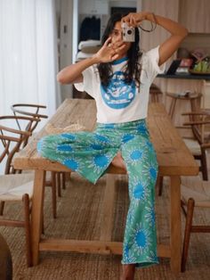 Colorful Spring Fashion, Spring Dinner Party Outfit, Vibrant Spring Vacation Pants, Zara Multicolor Summer Pants, Vintage Multicolor Summer Pants, Vibrant Print Summer Pants, Green Vibrant Print Summer Pants, Simple Summer Outfits, Mode Hippie