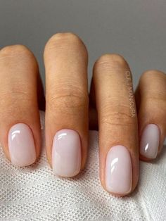 Bridal Nails Fair Skin, Full Set Dip Nails, Fun Neutral Nails Sparkle, Pink Mani Pedi Combo, Squavol Nails, Square Dip Nails, Creamy White Nails, Mail Shapes, Current Nail Trends 2023