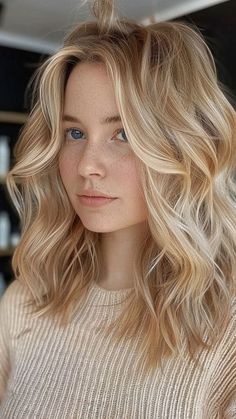 Blonde Bombshell: 30 Stunning Hair Color Ideas for a Show-Stopping Look Medium Blonde Haircuts, Warm Dirty Blonde Hair, Pale Skin Blonde Hair, Pelo Ondulado Natural, Warm Blonde Hair, Golden Blonde Hair, Honey Blonde Hair, Strawberry Blonde Hair