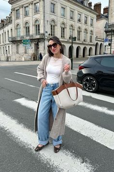 21 Stylish Wide-Leg Jeans Outfits You'll Want to Copy ASAP Nyc Office Outfits, Tennessee Outfits Fall, Wide Leg Jean Outfits, Wide Leg Jeans Shoes, How To Style Wide Leg Jeans, Wide Leg Jeans Outfits, Tennessee Outfits, Outfit For Petite Women, Outfits For Petite