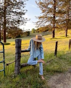 🤎🌾🪐 Country, country girl, western photoshoot, country girl aesthetic, farm girl aesthetic Farm Girl Aesthetic, Mountain Picnic, Photoshoot Country, Love Letter Cami, Country Girl Aesthetic, Cowgirl Aesthetic, Western Aesthetic