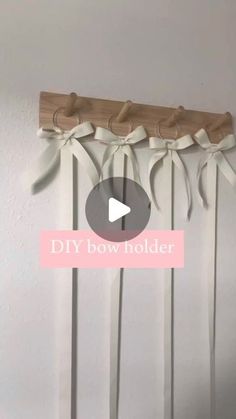 a video demonstrating how to tie bows on the back of a bow holder with ribbon