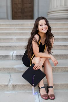 Graduation Psychology Pictures, University Of Minnesota Graduation, Mother And Daughter Graduation Pictures, Fountain Graduation Pictures, Graduation Pictures Two Friends, City Grad Photos, Graduation Pictures With Books, Baylor Graduation Pictures, Mom And Daughter Graduation Pictures