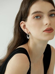 Ces boucles d'oreilles à tige de forme abstraite offrent une esthétique contemporaine et une finition polie en or ou en argent, vous permettant de montrer votre personnalité avec art. Le design exquis permet un look intemporel qui se démarque.

 • SPÉCIFICATION •


 Finition : Or ou Argent PVD 18 carats hautement poli

 Dimension : env. 30mmx13mm