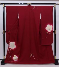 Furisode Women's kimono Long robe features Butterfly and flower on a red background. Wear this beautiful robe on your wedding day or hang it as a display to admire daily. Item: Furisode Silk Kimono No. frn255 Size: US  L   /  Length 65 inch (166cm) , Width 26.7 inch (68cm). Condition: Used, Very Good. Please check the photos. Need a Obi Sash? Find it here: https://www.etsy.com/shop/KimonoFujiyamarock? Shop the entire collection https://fujiyamarock.etsy.com Ships FREE by Express DHL. 5-10 day de Long Red Kimono For Wedding, Red Long Kimono For Wedding, Traditional Red Kimono For Tea Ceremony, Furisode Kimono, Red Kimono, Long Kimono, Womens Kimono, Silk Kimono, Red Background