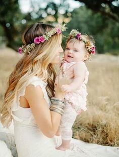 ༺♥༻ℒʊᾔα мḯ @ηℊ℮ℓ༺♥༻ Mother Daughter Photos, Baby Fotografie, Flowers In Her Hair, Foto Baby, Mommy Daughter, Baby Pics, Mom Daughter, Mother And Baby, Baby Photoshoot