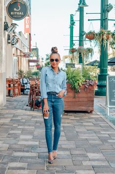 Light Denim Shirt Outfit, Chambray Shirt Outfit, Denim Shirt Outfit Women, Chambray Shirt Outfits, Light Denim Shirt, Denim Shirt Outfit, College Clothes, Denim Shirt Style, Dark Denim Jacket