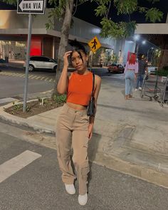 Orange Top Outfit Aesthetic, Orange Top Outfit Ideas, Outfits Joda, Kakis Pants Outfit, Orange Cargo Pants Outfit, Beige Pants Outfit, Forest Trip