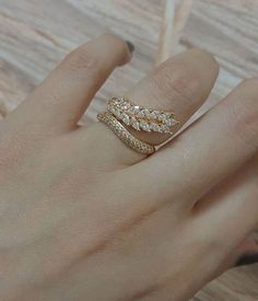 Gold Finger Rings, Nails Yellow, Gold Rings Fashion, Gold Rings Jewelry, Gold Ring Designs, Gold Jewelry Simple, Gold Bangles Design, Gold Jewellery Design Necklaces, Jewelry Design Earrings