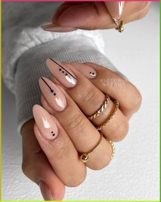 Boho Manicure Ideas, Gel Nails With Lines, Neutral Nails With Black Design, Neutral Almond Nails With Design, Nail With Line Design, Nude With Black Nails, Nude Black Nail Designs, Line Design Nail Art, Line Art On Nails