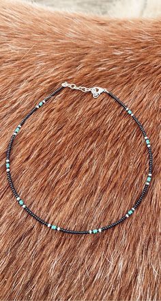 Western choker Trendy Seed Bead Necklace, Cute Western Seed Bead Necklaces, Beaded Bracket Ideas, Western Beaded Bracelet, Western Bead Necklaces, Country Jewelry Bracelets, Country Style Jewelry, Seed Bead Necklace Western, Country Jewelry Necklaces