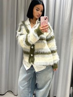 Ugly Curved Text Cardigan – Luxandluxy Fall Outfit 2024, Green And Yellow Outfit, Pakaian Hipster, Chica Chola, Mode Zara, Skandinavian Fashion, Denim On Denim, Tomboy Outfits, Cardigan Outfits