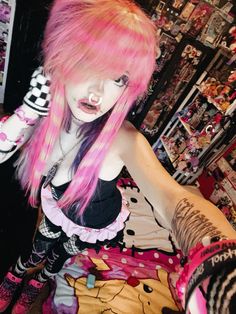 #emo #scene #scenekid #emostyle #2000s #y2k #2014 T#2011 #alt #alternative #alternativefashion #hottopic Scenecore Girl, Scene Kid Hair, 2011 Aesthetic, Scene Makeup