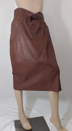 "Brown Skirt 80's 90's Women's Leather Skirt Fully Lined Gorgeous Excellent Condition Vintage  Size 44/M COOL GORGEOUS CHIC! 80's 90's Cool skirt in rich brown genuine leather with fitted waist and buckle front detail that really makes it cool. Fully lined in deep brown, back zipper, back slit, pockets.  Well constructed, expensive, European designer. Super high quality.  Excellent condition. Easy to wear casual chic vintage for the disco sporting life. MEASUREMENTS: Length - 30\" Waist - 30\" H Brown Suede Skirt, 80s Skirt, Carrie White, Brown Leather Skirt, Beaded Fashion, Brown Skirt, Brown Skirts, Deep Brown, Chic Vintage