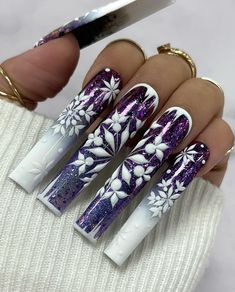 Christmas Cake Nails, Nail Art Designs For Winter Purple, Purple Xmas Nails, Grunge Christmas Nails, Dope Christmas Nails, Black Xmas Nails, Christmas Nails Purple, Purple Christmas Nails, Purple Winter Nails