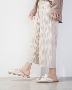 Details Size: US 5-10 Heel Height: 2cm(0.78") Color: White Toe: Closed Toe Material Lining Material: Linen Outsole Material: Rubber Upper Material: Linen Insole Material: Linen