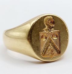 French Antique signet ring 18k gold coat of arms decorated with an helmet, an eagle and two horseshoe (circa 1920) seal, knight Magnificent and rare French seal signet ring Size: 56 FR / 7.5 US Weight: 17.55 g Head size: 14.5 x 13 mm Micro scratches from use and small dents Owl hallmark and goldsmith hallmark (French hallmark) Visit my shop for even more antique jewelry: https://www.etsy.com/shop/AugustusJewels Luxury Vintage Signet Ring With Coat Of Arms, Gold Oval Signet Ring With Maker's Mark, Classic Oval Signet Ring With Coat Of Arms, Formal Gold Signet Ring With Coat Of Arms, Heirloom Oval Signet Ring With Coat Of Arms, Classic Ceremonial Signet Ring With Intaglio, Gold Oval Signet Ring With Coat Of Arms, Classic Yellow Gold Engraved Ring With Coat Of Arms, Heirloom Signet Ring With Coat Of Arms