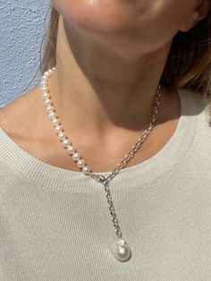 Asymmetric pearl and chain necklace, that mixes classic with a modern twist. Made of white round freshwater pearls and 925 silver chain, finished with beautiful baroque pearl.  MATERIAL Turquoisd, Freshwater pearls, gold vermeil findings (18k gold over sterling silver). SPECIFICATIONS Length: 49 cm and you can regulate it at any desirable length using lobster claw clasp Turquoise beads measure 10 mm One of a kind piece Handmade in Spain Necklace comes in a gift box Worldwide shipping with regist White Lariat Pearl Chain Necklace, White Baroque Pearl Lariat Necklace, White Lariat Pearl Necklace, White Long Necklace With Pearl Pendant, Lariat Necklace With Baroque Pearl Chain, White Lariat Chain Necklace, White Pearl Lariat Necklace With Clavicle Chain, Elegant White Lariat Necklace With Chain, White Baroque Pearl Chain Necklace With Pearl Drop