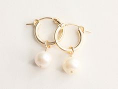 Gold Pearl Earrings / 14k Gold Filled / Bridal Earrings / Wedding Earrings / Dainty Earrings / Dainty Pearl / Pearl Hoops / White Pearl - 8 mm genuine fresh water pearls. - 14k gold filled 13mm flex hoop earrings - Sold as a pair - Tarnish free, hypoallergenic, nickel free and safe for sensitive skin Please note: since our freshwater pearls are all natural, each pearl is individually unique in size, shape, and shade. We try our best to be consistent as possible to give you the best quality. 💰 W Yellow Gold Pearl Drop Huggie Earrings For Wedding, Yellow Gold Huggie Pearl Earrings For Wedding, Yellow Gold Huggie Earrings With Pearl Drop For Wedding, White Huggie Earrings For Wedding, Wedding Yellow Gold Pearl Drop Huggie Earrings, Wedding Yellow Gold Huggie Earrings With Pearl Drop, Dainty Pierced Huggie Earrings For Wedding, Dainty White Round Huggie Earrings, Nickel-free Huggie Hoop Earrings For Wedding