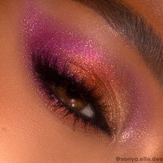 Stay snatched with this bright copper with hot pink pin points! 💕 Bright Inner Corner Makeup, Plum Eyeshadow Looks, Purple Shadow, Speech Outline, Maquillage On Fleek, Sparkly Makeup, Orange Makeup, Pink Eye Makeup, Super Shock