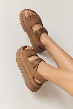 Step into style with these must-have chunky brown sandals. Perfect for casual summer days or outdoor adventures, they offer comfort without compromising on style. Pair them with your favourite outfits and make a statement! 👣🌞 #SummerStyle #ChunkySandals #CasualFashion #FootwearGoals  Elevate your summer wardrobe—grab a pair Ugg Sandals Outfit, Platform Sandals Outfit, Ugg Sandals, Uo Home, European Summer Outfits, Cozy Boots, Sandals Outfit, University Of Pennsylvania, Shoes Teen