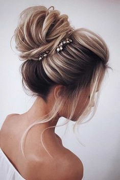 Long hair updos are simply irreplaceable. And we are not kidding saying this, since there is no such an occasion that a cute updo would not suit.#hairstyle #longhair #updo Hair Jewels, Messy Bun Hairstyles, Christmas Hairstyles, Low Bun, Wedding Hairstyles Updo, Short Hairstyle, Wedding Updo