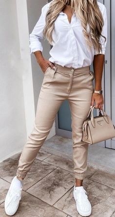 Outfit Pantalon Beige Mujer, Outfit Con Pantalon Beige, Outfit Semiformal Mujer, Outfit Trabajo, Outfits Sport, Outfit Sport, Outfit Work, Zippers Fashion, Elegante Casual