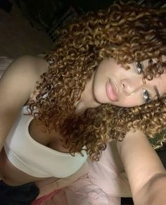 Curly Highlights, Long Natural Curly Hair, Blonde Highlights On Dark Hair, Dyed Curly Hair, Curly Hair Care Routine, Highlights Curly Hair, Mixed Curly Hair, Honey Brown Hair, Cute Curly Hairstyles