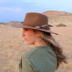 Stetson Coloma brown wool hat with 3 feathers Western Hat Outfit, Cowboy Style For Men, Urban Cowboy Style, Mens Western Style