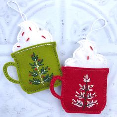 Instagram Cocoa Cups, Candy Decorations Diy, Diy Felt Christmas Ornaments, Daisy Stitch, Felt Crafts Patterns, Felt Crafts Christmas, Lazy Daisy Stitch, Felted Wool Crafts, Christmas Embroidery Patterns