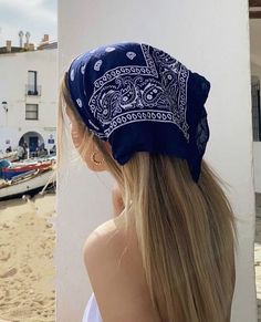 💌 Bandana On Head, Bandana Hairstyles For Long Hair, Scarf Aesthetic, Bandana Outfit, Head Bandana, Accessories Aesthetic, Old Hollywood Glam, Bandana Styles, Bandana Hairstyles