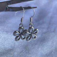 Stainless steel & very lightweight so they're safe for sensitive ears ! Adorable flower design🌼 Hypoallergenic Flower-shaped Earrings For Summer, Hypoallergenic Flower Earrings For Summer, Earth Style, Silver Flower Earrings, Funky Earrings, Hippie Earrings, Fairycore Cottagecore, Summer Glow, Homemade Jewelry