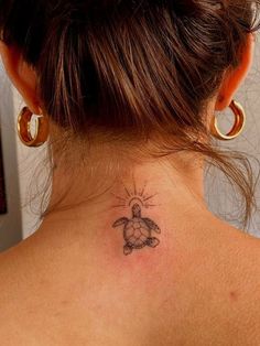 Turtle And Sun Tattoo, Turtle Tattoo Shoulder, Tattoo Ideas Female Ocean, Tsitp Tattoo, Turtle Back Tattoo, Little Turtle Tattoo, Tattoo Ideas Turtle, Hawaiian Turtle Tattoos, Small Turtle Tattoo