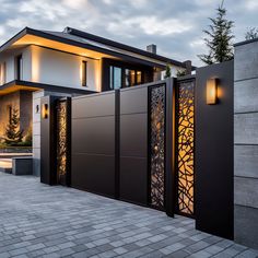 Stilnye metallicheskie vorota s geometricheskimi vyrezami, dopolnyayushchie sovremennyi dom Modern Mansion Gates Entrance, Luxury Gate Entrance Modern, Gated Houses Modern, Gate Ideas Modern, Modern House Exterior With Gate, House Fence Ideas, House Front Gate, House Front Door Design