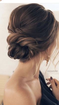 Wedding Hair V Neck Dress, Classy Updo Hairstyles, Classy Updo, Vintage Updo, Summer Wedding Hairstyles, Hairstyles Theme, Low Chignon, Bridesmaids Hair