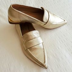 Brand New Vince Camuto Calentha Loafer Flats In Light Gold Metallic. So Stylish, Versatile, And Comfortable! Leather Upper. Gold Slip-on Loafers For Office, Slip-on Pointed Toe Flats For Galas, Gold Pointed Toe Flats For Workwear, Classic Gold Slip-on Loafers, Classic Pointed Toe Loafers With Metal Feet, Classic Gold Flat Heel Loafers, Gold Flat Loafers For Workwear, Gold Flats For Office Use In Spring, Gold Flat Loafers For Work