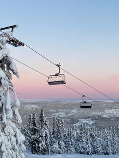 Winter Lifestyle Aesthetic, Pink Ski Aesthetic, Skiing Astethic, Ski Mountain Aesthetic, Ski Lift Aesthetic, Snowboarding Pics, Mode Au Ski, Snow On The Beach, Skiing Aesthetic