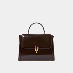 Dimensions : 23x17x6cm / 9x6.6x2.3inch50's inspired glossy calfskin bag with brass Diapason clasp. Created in collaboration with Laurence Fortin-Côté, this bag is inspired by her chic and vintage style. Can be carried by hand or on the shoulder with its adjustable leather shoulder strap. Made in Italy. My Style Bags, Purse Brands, Fancy Bags, Pretty Bags, Best Sneakers, Cute Bags, Suitcases, Small Leather Goods, Cowhide Leather