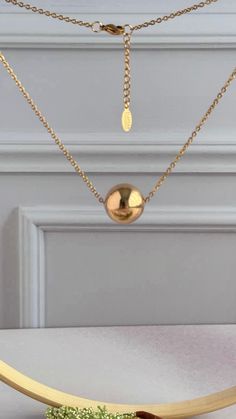 Adéntrate en un mundo de sofisticación atemporal con nuestro collar de cadena con dijes de cuentas doradas Golden Elegance. Esta exquisita pieza combina a la perfección el diseño clásico con el estilo moderno, con brillantes cuentas doradas y encantadores detalles que realzan cualquier conjunto.

 Dimensiones:


 Tamaño de la cuenta: 18 mm


 Longitud de la cadena: Disponible en 16 y 18 pulgadas. Charm Chain, Gold Beads, Chain Lengths, Chain Length, Bead Charms, Classic Design, Chain Necklace, Beads, Chain