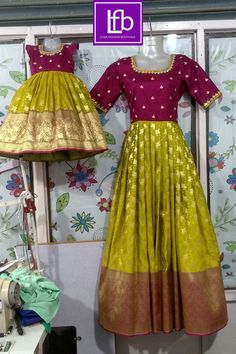 Frock Long, Mommy Daughter Dresses, Mom Daughter Matching Dresses, Baby Fancy Dress, Blouse Maggam Work, Mom Daughter Outfits, Western Photo, Mother Daughter Fashion, Mother Daughter Matching Outfits