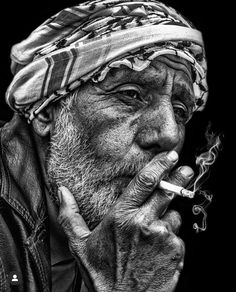 Shading Portraits Faces, Hyper Realistic Portrait Drawing, Hyperreal Model, Hyperrealism Portrait, High Contrast Photography, Incredible Photography, Hyperrealistic Drawing, Old Man Portrait, Men's Portrait Photography